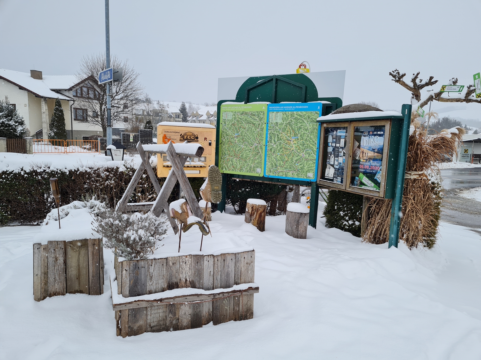 Hiking starting point in winter in front of the Krumbacherhof